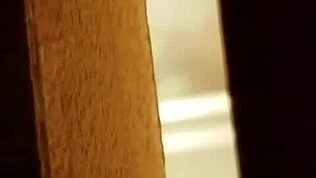 Špehoval jsem děvku při holení chlupaté kundy na skrýši