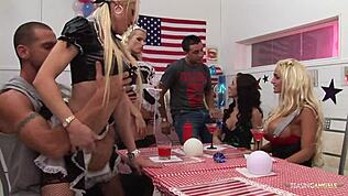 Jag älskar att dela långa kukar med dessa stygga slampor, det är den bästa kicken!