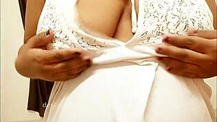 בחורה ממדהיה פרדש מראה בקז'ואל את הציצים הגדולים שלה