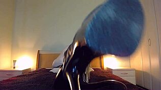 Förlorare slickar och polerar stövlar i förnedrande femdom session med arsleksfettisch