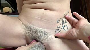 我男友最爱吃我的小穴，口交超爽！