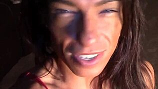 MILF atletică plăcere intensă strapon stimulare clitoris milf strapon