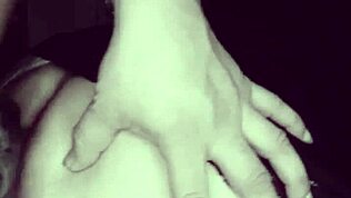 Kým jej manžel pracuje, drbám latinskú susedu.