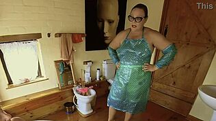 Dominatrix Mistress April erzwingt harte Sklaven-Pflege mit Latex-Power.