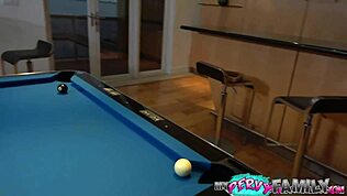 わー、挑発的な18+ティーン義妹がデカチンで激しく突かれる！