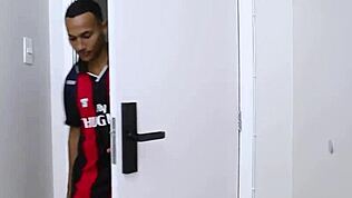 Ung 18+ kille blir knullad av stora svarta kukar.