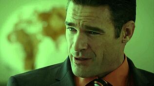 Rik sjef scorer vill trekant med blondiner!