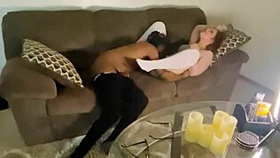 새여동생이 캐스팅 소파에서 또 야생 세션 돌아와. 구부리고 준비됐어.