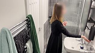 Fattet muslimsk arabisk jente som onanerer i hijab dusj