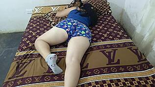 نكت زوجة الأب المنحنية في البيجاما بالخطأ، ظننتها شخص آخر.