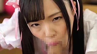 일본 메이드가 JAV에서 지저분한 블로우잡