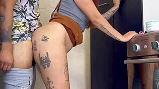 Meu amigo empurra o pau nele na cozinha?