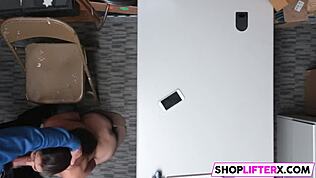 Shoplyftert elkapták és megbüntettek fújással az irodában. Brutális!