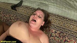 Ουάου, BBW milf δοκιμάζει πρώτη φορά μεγάλο μαύρο πούτσο με άγριο παιχνίδι βυζιών!