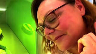 Vittu! Dominatriisi emäntä April kiduttaa orja lastenhoitajaa julmasti!