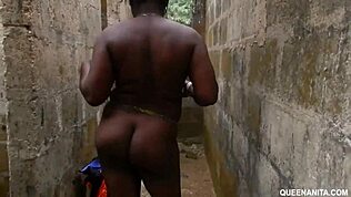 Befejezetlen épületben meztelen lányokat basznak a járókelők a helyi bokorban