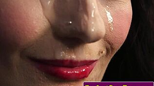 Vil du se denne lingeri-skønne få en kæmpe facial?