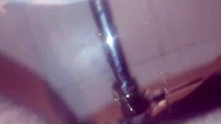 やばい！変態おばあちゃんがワイルドなオシッコシャワーでびしょ濡れ！