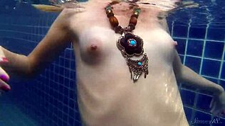 Смотри, как Венди плещется голой в бассейне! Такая сексуальная!