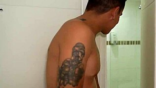 Mamă vitregă surprinde cu futuție în baie pentru ziua mea de naștere