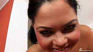 유연한 체코 밀프, 서서 스플릿 하며 오줌 싸는 쇼