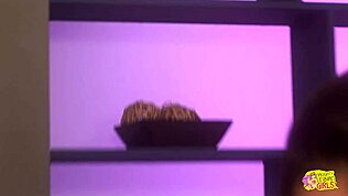 Te virtualne lezbijke ližejo pičo in jebajo z dildom na usnjanem kavču.