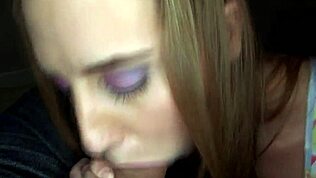 Söpö amatööri-blondi imee kyrpää hauskassa homo-skenessä 😘