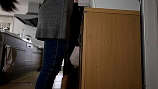 עקרת בית יפנית מגולחת משתוקקת לסקס קרימפיי גולמי כל פעם