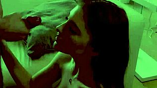 Nuori sisarpuoli näyttää velipuolelle intiimin hauskan köydet