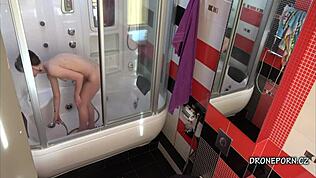 Anna lebukott a fürdőben rejtett kémkamerán