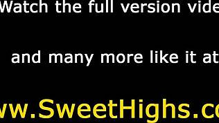 Rdečelasa lepotica doživlja intenzivno uživanje, ko ji trdo nabijajo pičko.