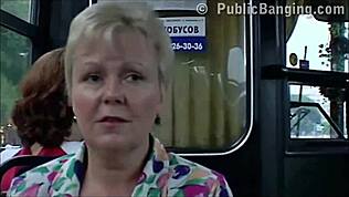 Otobüste kamusal seks vahşi ve buharlı oluyor