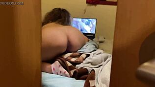 Ai prins-o pe vitregă uitându-se la gangbang dublă penetrare?