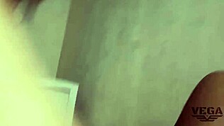 Obožujem gledat to čudovito debelejšo amaterko pri deepthroatu in požiranju sperme doma.