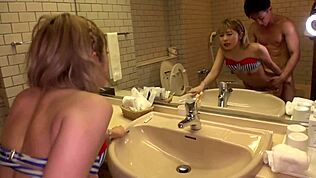 Азиатский твинк с большими сиськами мастурбирует в горячем домашнем японском клипе