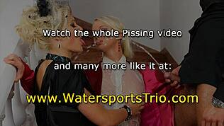 Frumoasă în ciorapi urinează pe gura tipului în sesiune orală perversă