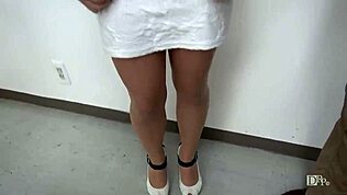 Japansk studerende tager tre hårde pikker i vild blowjob session