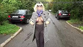 excitada de nylon com peitões transparentes pra caminhada ao ar livre como milf sexy