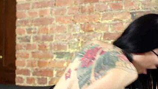 Fortunato Ragazzo Scopa Due Sexy Brune Adolescenti in Calze