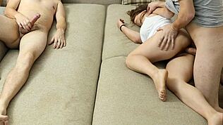 สามีดูภรรยาร้อนโดนเพื่อนเย็ด แล้วเข้ามาเย็ดเองสุดแรงกับ xsanyany.