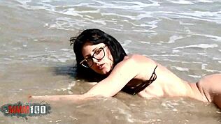 MILF Spanyol Panas Raquel Abril Striptis di Pantai