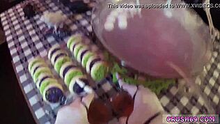 स्टेप डैडी पहली बार स्वालोवीन मजा में क्रीमपाई चोरी करता है। ये वाइल्ड टैबू राइड है!