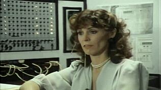 О черт, порнозвезда Лори Смит дает минет, сосет сперму как ретро шлюха, блин, она горячая!