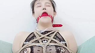 Escrava fofa de cabelo escuro leva no cu em sessão intensa