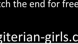 Ces chaudes Françaises se lèchent les seins dans un sexe lesbien sexy ?