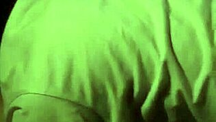 Sbircio mia sorella coreana mentre si lava in privato