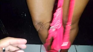 Gloryholessa annoin tuntemattomalle hyvän pillun, kunnes tunsin hänen kyrvänsä sykkivän kosteassa pillussani.