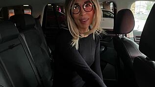 O rany, moja żona w rajstopach tryska w publicznym parkingu... szalone!