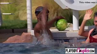 Swinger damer træder ind i det røde orgie rum, gruppe sjov med amatører