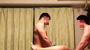 Threesome gay asijští amatéři tvrdě šukají bareback anál v skupině